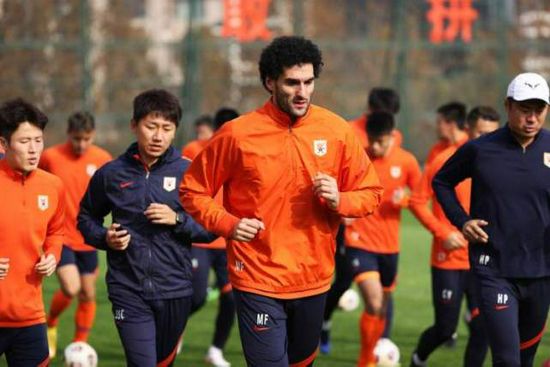 现在不排除拉比奥特续约留在尤文图斯的可能性，而他的未来似乎也与英超联赛以及沙特球队联系在一起。